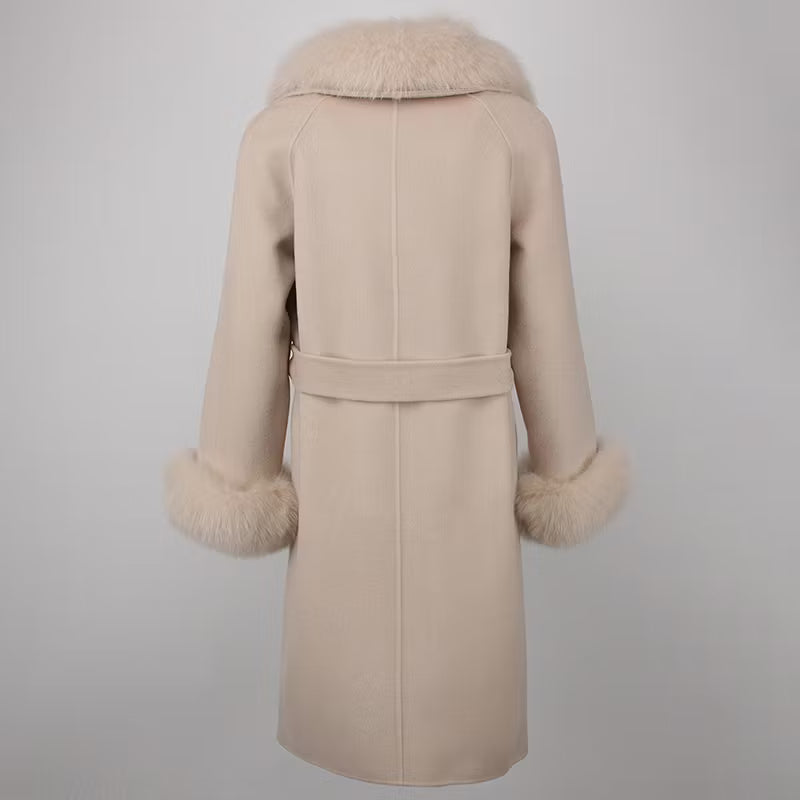 LORENA COAT NUDE från NordicFurs – lyxig vinterjacka med pälskrage