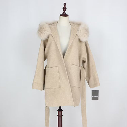 VALENTINA COAT TAN från NordicFurs – lyxig vinterjacka med pälskrage