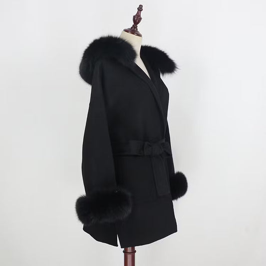 ANGELINA COAT BLACK från NordicFurs – lyxig vinterjacka i svart med pälskrage