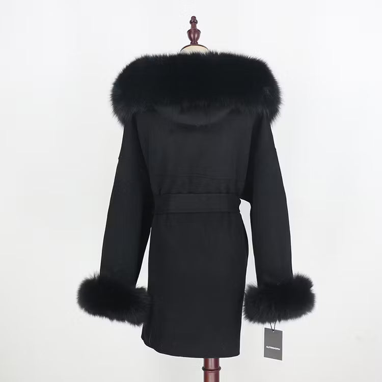 ANGELINA COAT BLACK från NordicFurs – lyxig vinterjacka i svart med pälskrage