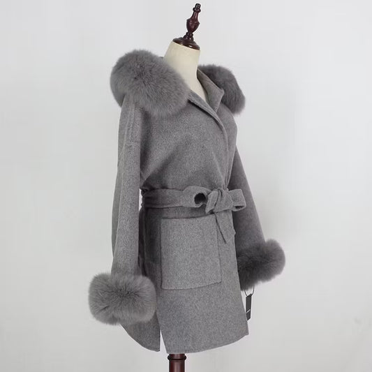 ANGELINA COAT GREY från NordicFurs – lyxig vinterjacka i grå med pälskrage