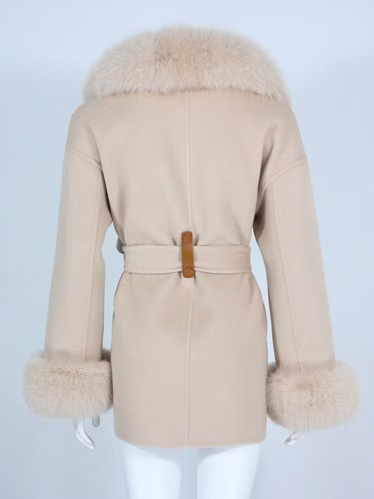 LISABON COAT TAN från NordicFurs – lyxig vinterjacka med pälskrage