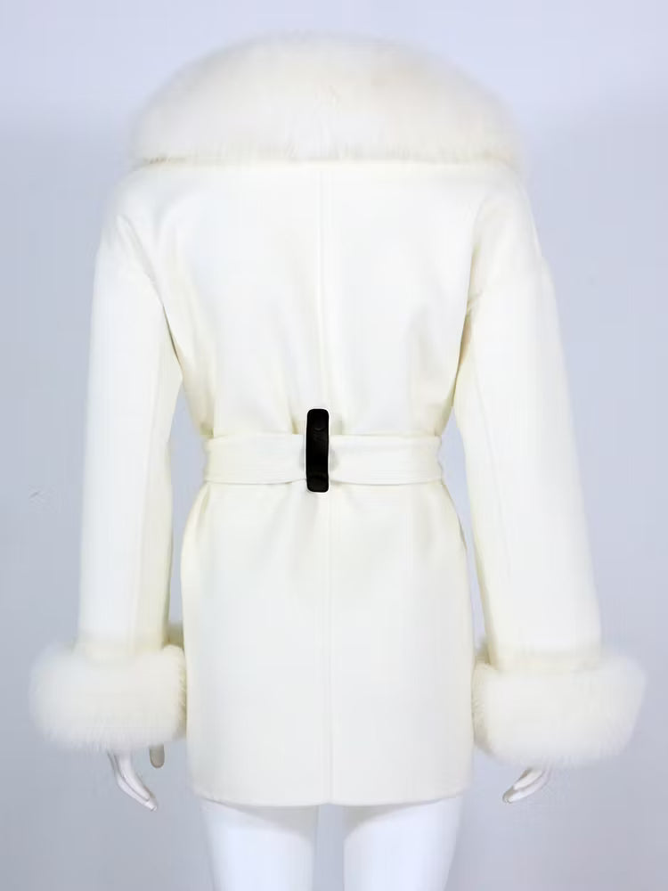 LISABON COAT WHITE från NordicFurs – lyxig vinterjacka i vit med pälskrage