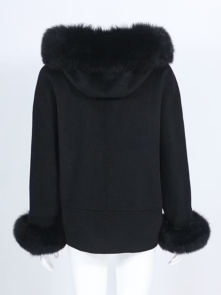 BLANCHE COAT BLACK från NordicFurs – lyxig vinterjacka i svart med pälskrage