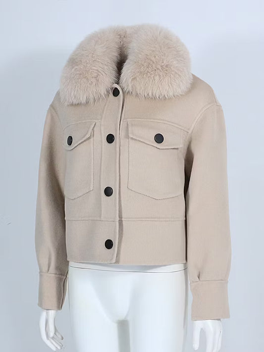ASPEN JACKET TAUPE från NordicFurs – lyxig vinterjacka i taupe med pälskrage
