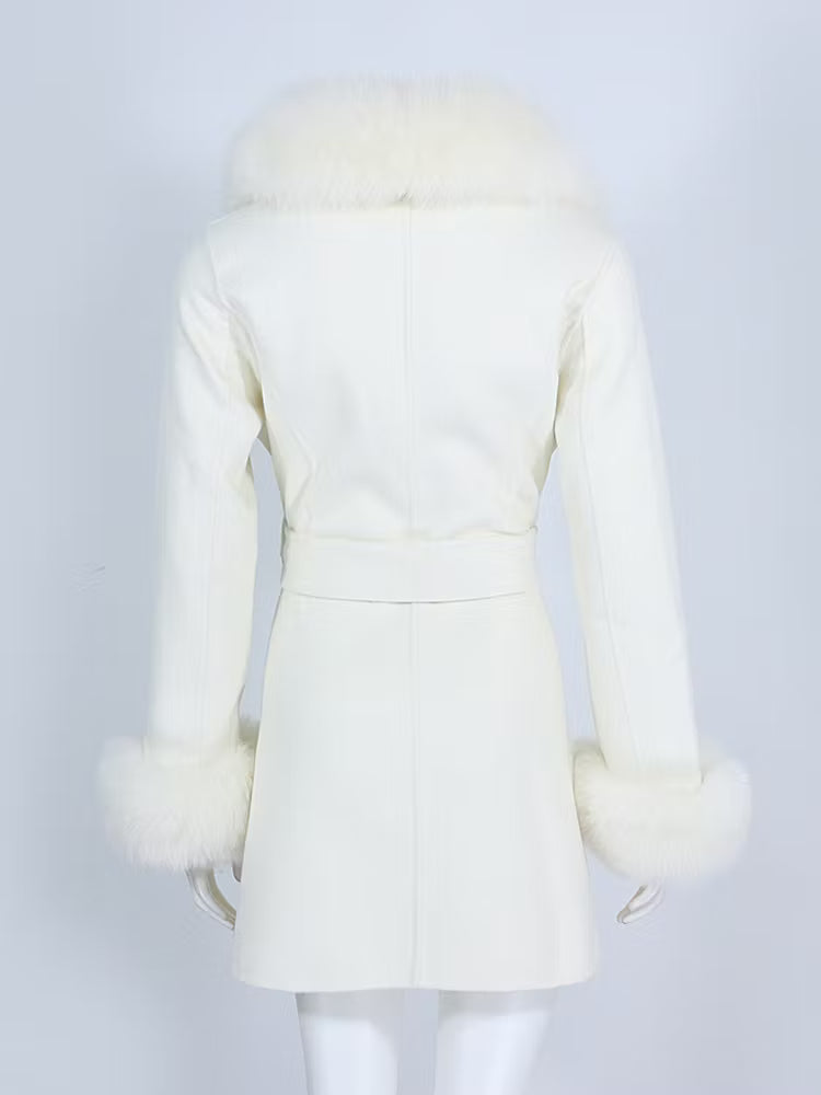 MARSEILLE COAT WHITE från NordicFurs – lyxig vinterjacka i vit med pälskrage