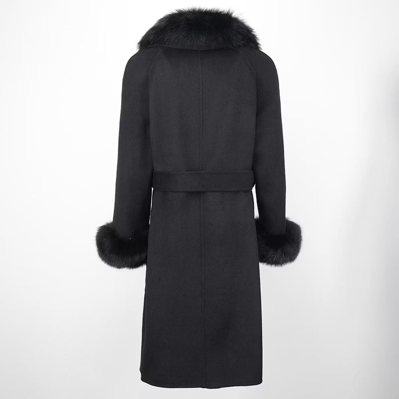 LORENA COAT ALL BLACK från NordicFurs – lyxig vinterjacka i svart med pälskrage
