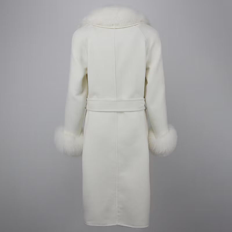 LORENA COAT WHITE från NordicFurs – lyxig vinterjacka i vit med pälskrage