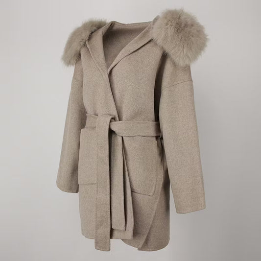 VALENTINA COAT KHAKI FAKE FUR från NordicFurs – lyxig vinterjacka med pälskrage