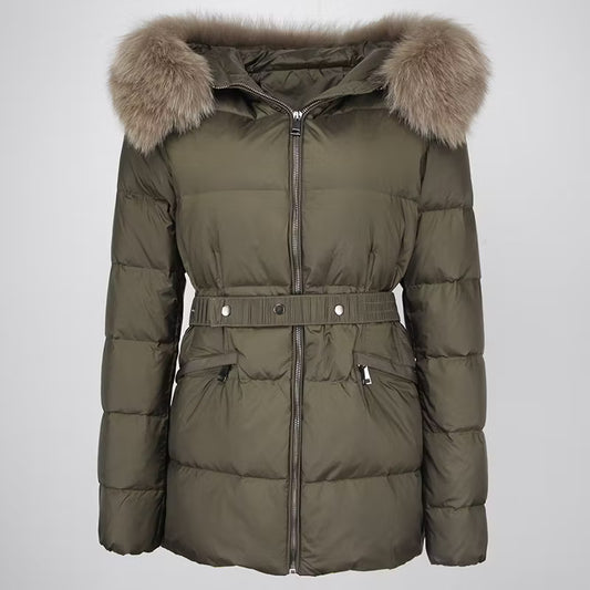 CLAUDIA DARK GREEN SHORT från NordicFurs – lyxig vinterjacka med pälskrage