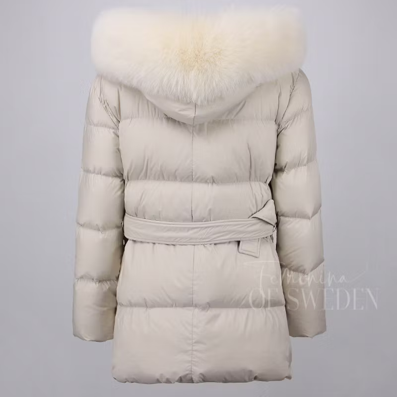 SELMA JACKET WHITE från NordicFurs – lyxig vinterjacka i vit med pälskrage