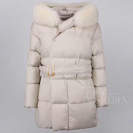 SELMA JACKET WHITE från NordicFurs – lyxig vinterjacka i vit med pälskrage