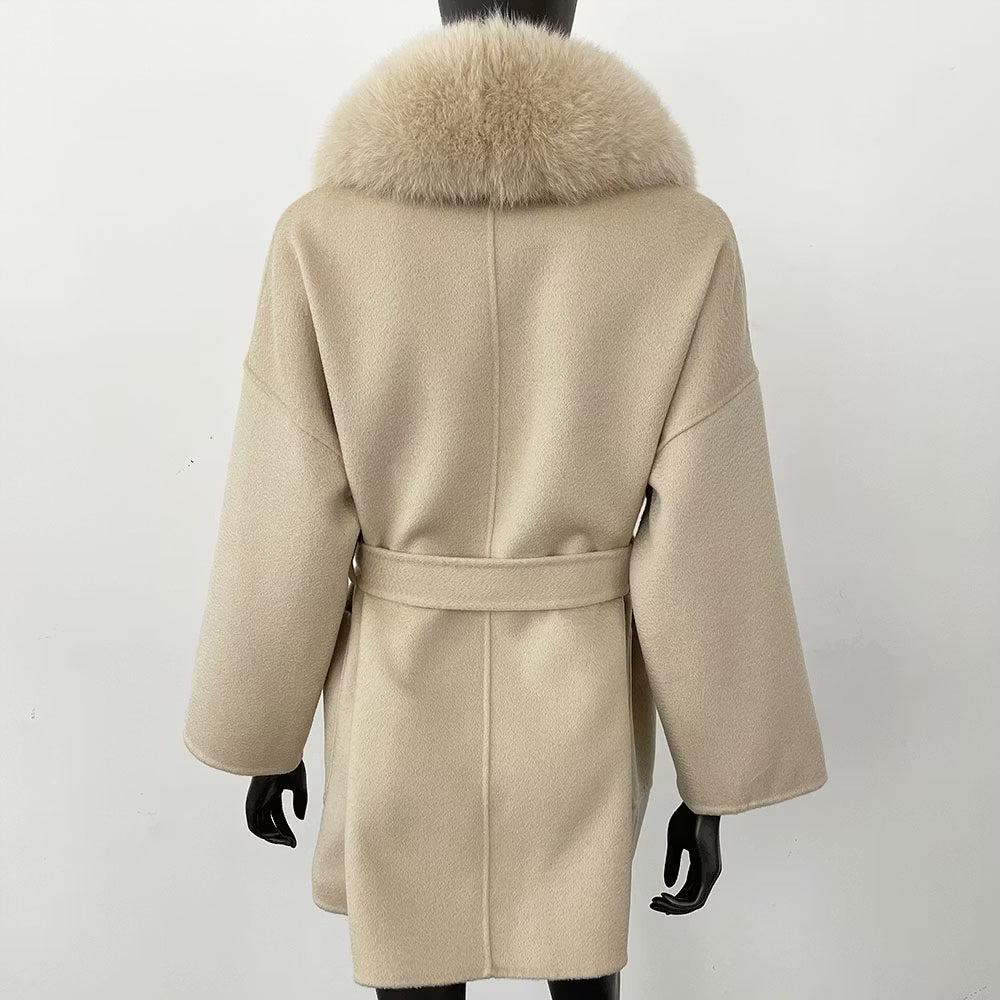 LILLY COAT SHORT BEIGE från NordicFurs – lyxig vinterjacka i beige med pälskrage