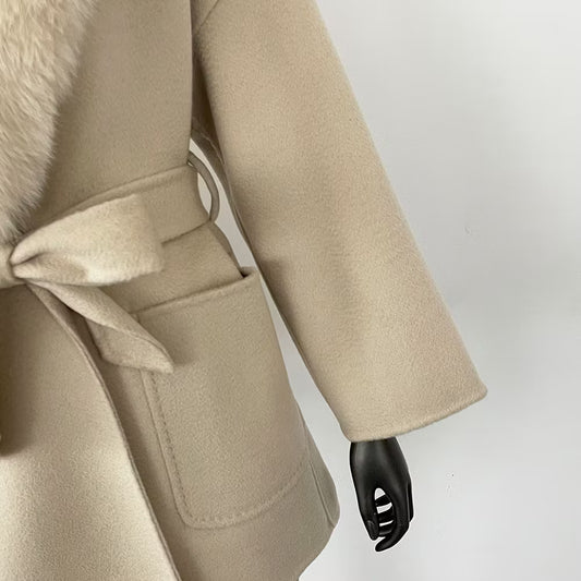LILLY COAT SHORT BEIGE från NordicFurs – lyxig vinterjacka i beige med pälskrage