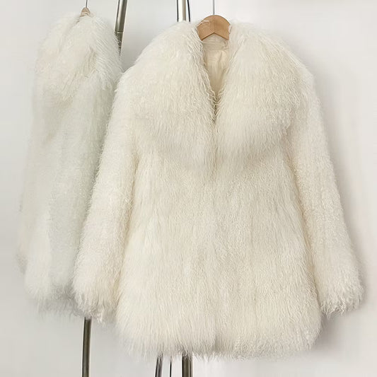 FAYE SHEARLING COAT WHITE från NordicFurs – lyxig vinterjacka i vit med pälskrage