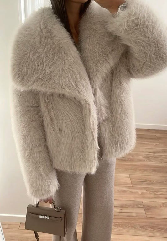 BROOKLYN FAKE FUR COAT BEIGE från NordicFurs – lyxig vinterjacka i beige med pälskrage
