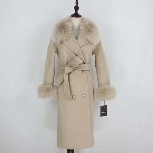 VALERIE COAT NUDE från NordicFurs – lyxig vinterjacka med pälskrage