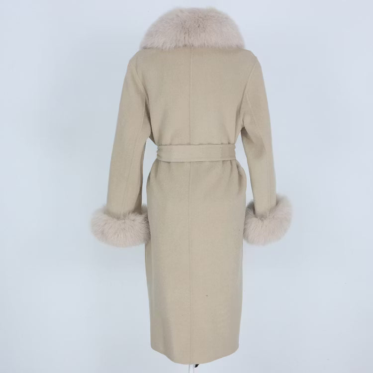 VALERIE COAT NUDE från NordicFurs – lyxig vinterjacka med pälskrage