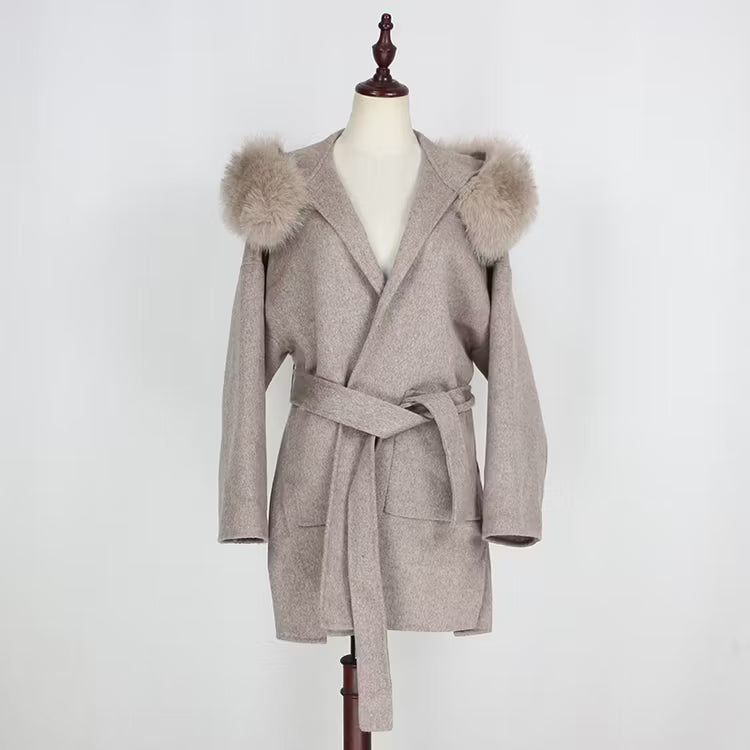 VALENTINA COAT KHAKI från NordicFurs – lyxig vinterjacka i khaki med pälskrage