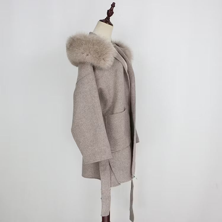 VALENTINA COAT KHAKI från NordicFurs – lyxig vinterjacka i khaki med pälskrage