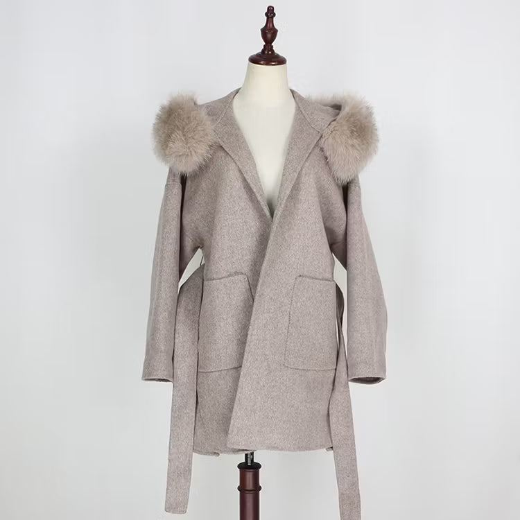 VALENTINA COAT KHAKI från NordicFurs – lyxig vinterjacka i khaki med pälskrage