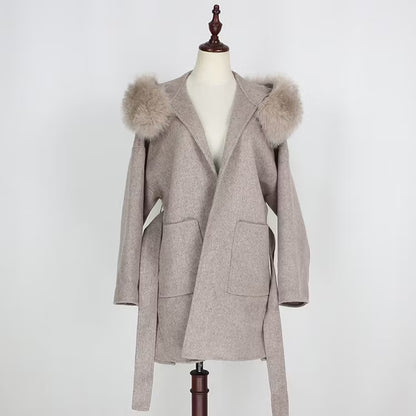 VALENTINA COAT KHAKI från NordicFurs – lyxig vinterjacka i khaki med pälskrage