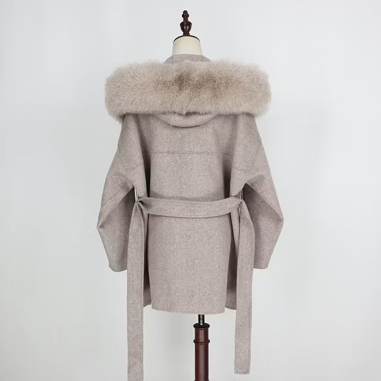 VALENTINA COAT KHAKI från NordicFurs – lyxig vinterjacka i khaki med pälskrage