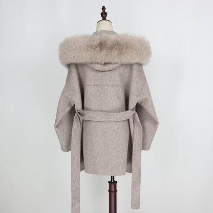 VALENTINA COAT KHAKI från NordicFurs – lyxig vinterjacka i khaki med pälskrage