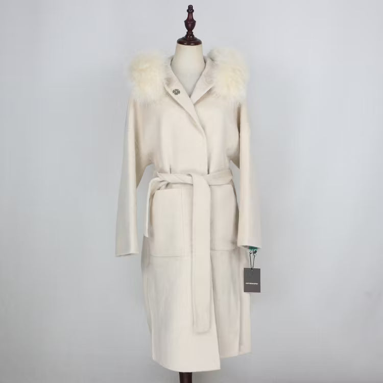 VANESSA COAT WHITE från NordicFurs – lyxig vinterjacka i vit med pälskrage