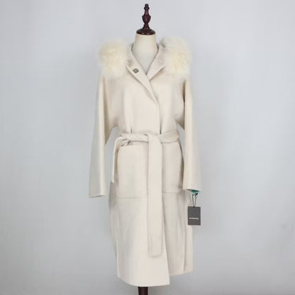 VANESSA COAT WHITE från NordicFurs – lyxig vinterjacka i vit med pälskrage