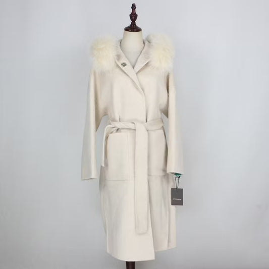 VANESSA COAT WHITE från NordicFurs – lyxig vinterjacka i vit med pälskrage