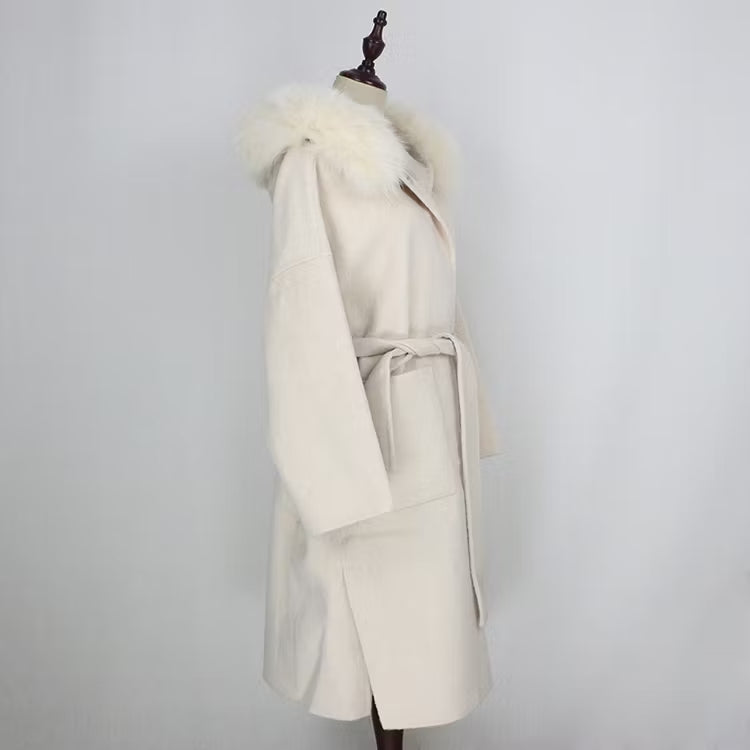 VANESSA COAT WHITE från NordicFurs – lyxig vinterjacka i vit med pälskrage