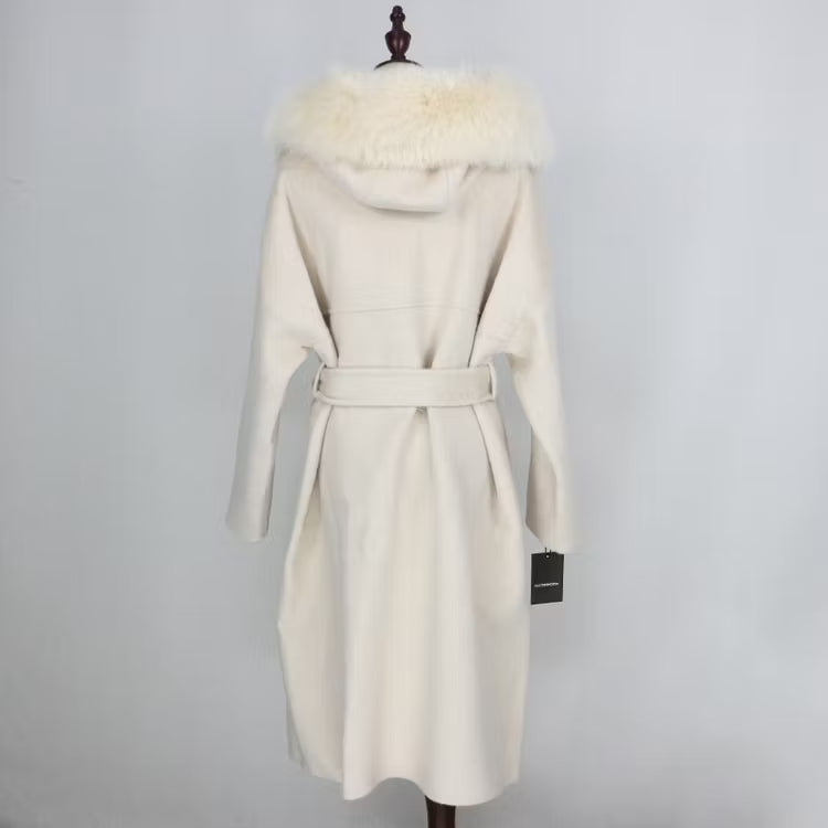 VANESSA COAT WHITE från NordicFurs – lyxig vinterjacka i vit med pälskrage