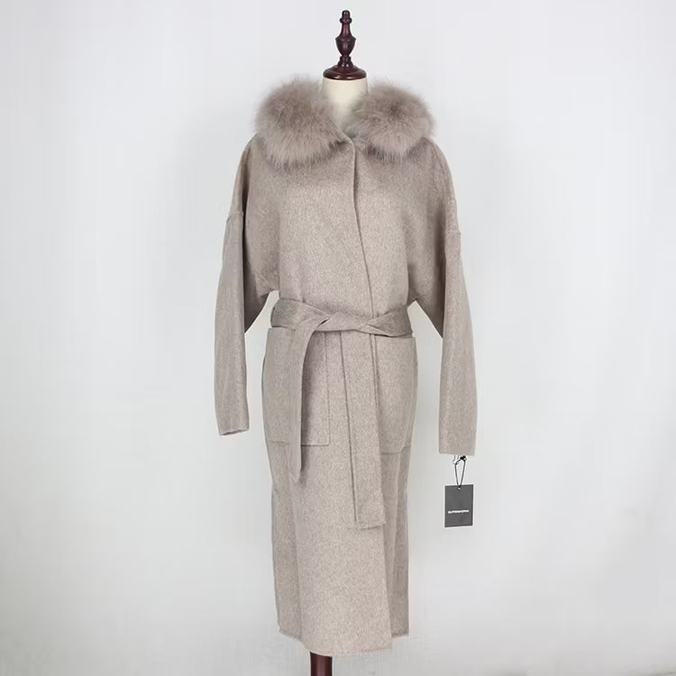 VANESSA COAT KHAKI från NordicFurs – lyxig vinterjacka i khaki med pälskrage