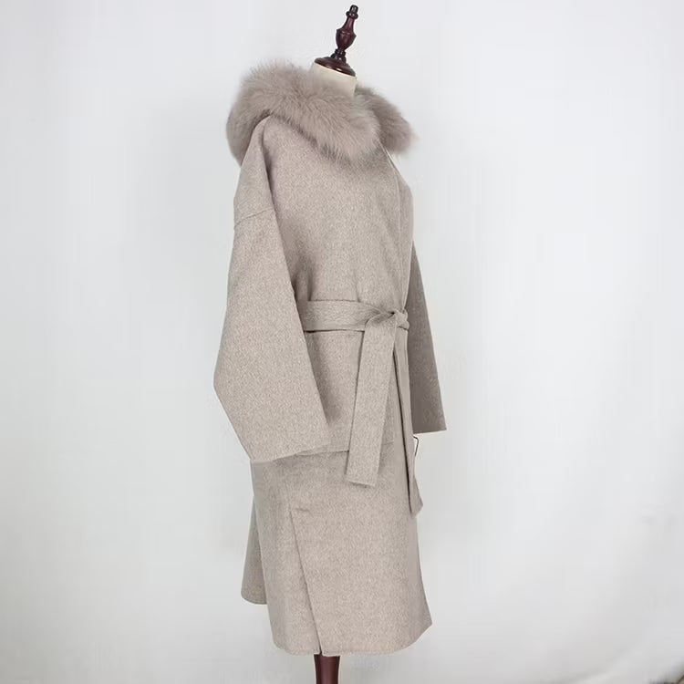 VANESSA COAT KHAKI från NordicFurs – lyxig vinterjacka i khaki med pälskrage