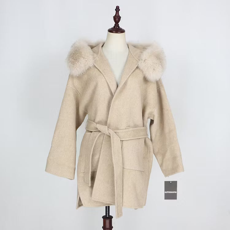 VALENTINA COAT TAN från NordicFurs – lyxig vinterjacka med pälskrage