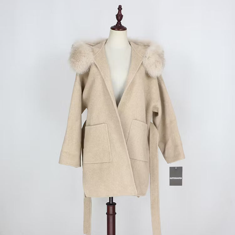 VALENTINA COAT TAN från NordicFurs – lyxig vinterjacka med pälskrage