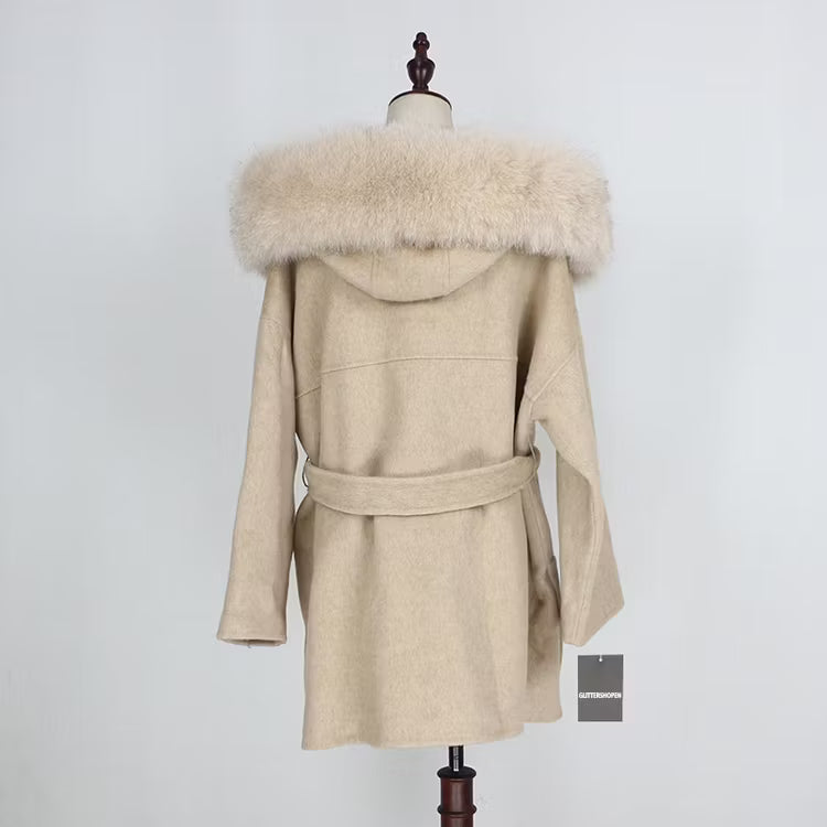 VALENTINA COAT TAN från NordicFurs – lyxig vinterjacka med pälskrage