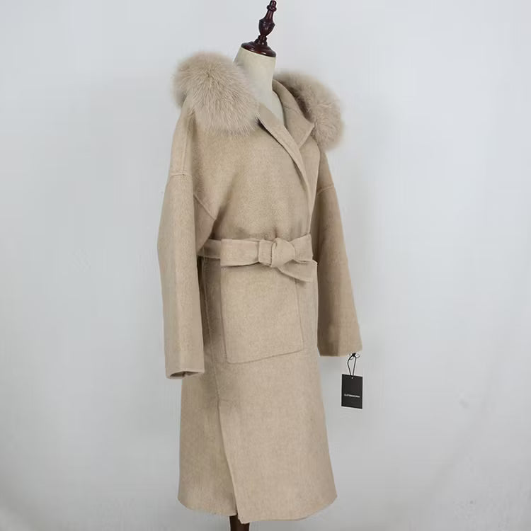 VANESSA COAT TAN från NordicFurs – lyxig vinterjacka med pälskrage