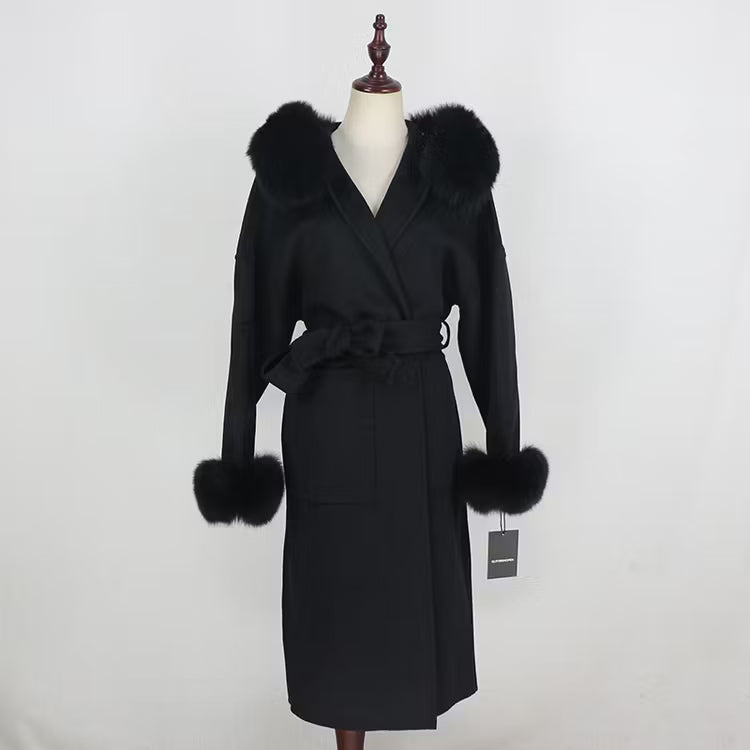 DIANA COAT BLACK från NordicFurs – lyxig vinterjacka i svart med pälskrage