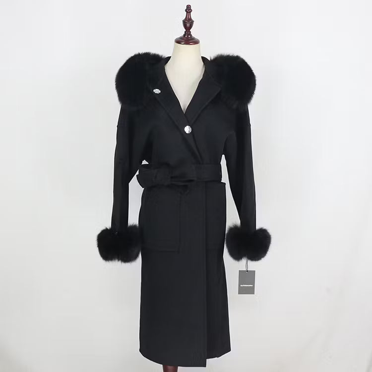 DIANA COAT BLACK från NordicFurs – lyxig vinterjacka i svart med pälskrage