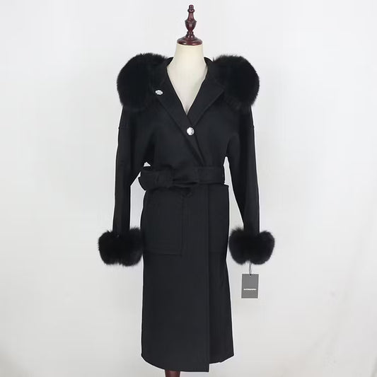 DIANA COAT BLACK från NordicFurs – lyxig vinterjacka i svart med pälskrage