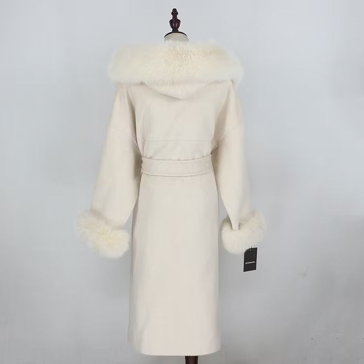 DIANA COAT WHITE från NordicFurs – lyxig vinterjacka i vit med pälskrage