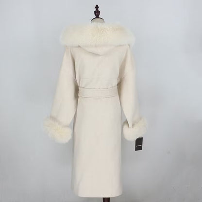 DIANA COAT WHITE från NordicFurs – lyxig vinterjacka i vit med pälskrage