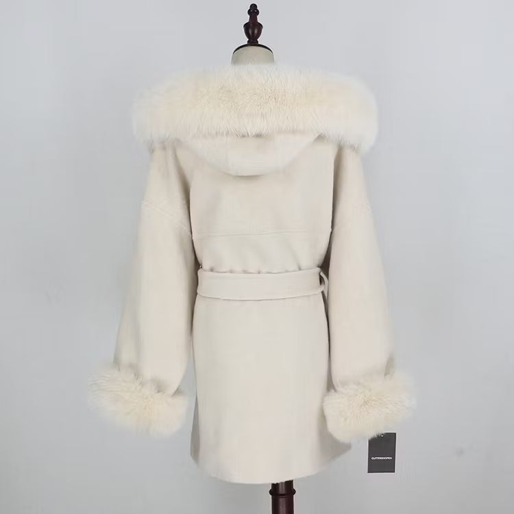 ANGELINA COAT WHITE från NordicFurs – lyxig vinterjacka i vit med pälskrage