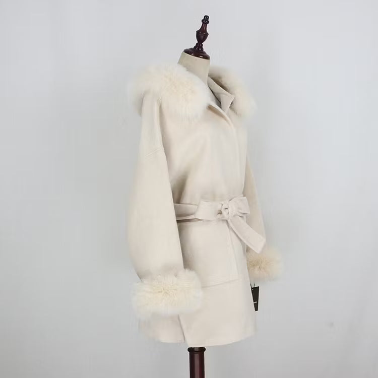 ANGELINA COAT WHITE från NordicFurs – lyxig vinterjacka i vit med pälskrage