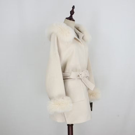 ANGELINA COAT WHITE från NordicFurs – lyxig vinterjacka i vit med pälskrage