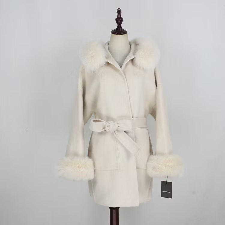 ANGELINA COAT WHITE från NordicFurs – lyxig vinterjacka i vit med pälskrage