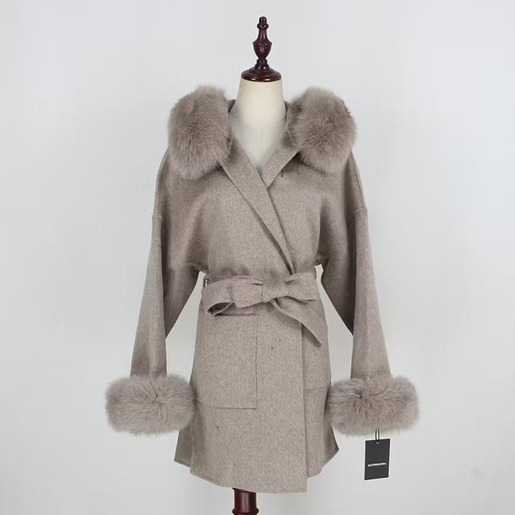 ANGELINA COAT KHAKI från NordicFurs – lyxig vinterjacka i khaki med pälskrage