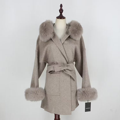 ANGELINA COAT KHAKI från NordicFurs – lyxig vinterjacka i khaki med pälskrage